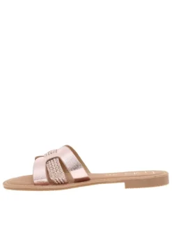 Mules roses métal avec un talon plat et un logo en pièce métallique