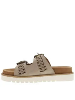 Mules taupe en suède à semelle plate et à sangles à boucle à ardillon