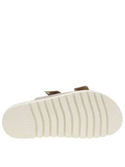 Mules taupe en suède à semelle plate et à sangles à boucle à ardillon