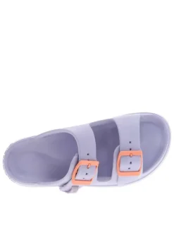Mules violettes à semelle plate avec une fermeture à boucle à ardillon