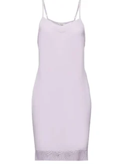 Nuisette violette en dentelle avec un col v et des bretelles réglables
