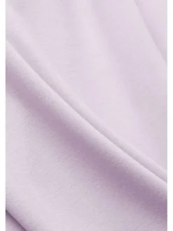 Nuisette violette en dentelle avec un col v et des bretelles réglables