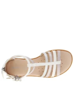 Nu-pieds blancs à semelle plate beige et à boucles à ardillon argentées