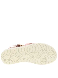 Nu-pieds rose avec un talon plat et une boucle à ardillon dorée
