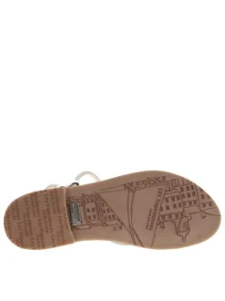 Nu-pieds argent à talon plat avec un entre-doigt et des strass
