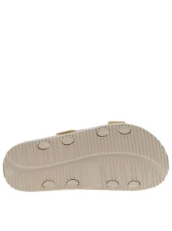 Nu-pieds beiges avec un talon plat et 2 boucle à ardillon avec clous