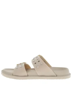 Nu-pieds beiges avec un talon plat et 2 boucle à ardillon avec clous