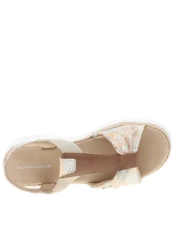 Nu-pieds beiges avec un talon semi-compensé et motifs serpents