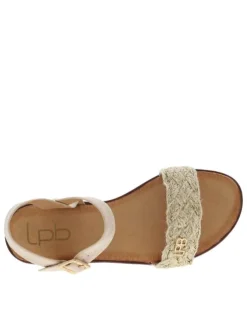 Nu-pieds beige à semelle à talon compensé bas avec une boucle à ardillon