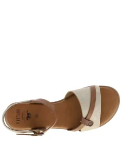 Nu-pieds beiges à semelle plate avec une fermeture à boucle à ardillon