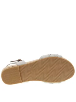 Nu-pieds beiges à semelle plate avec une fermeture à boucle à ardillon
