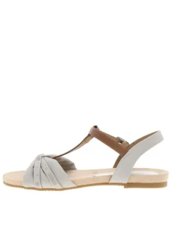 Nu-pieds beiges à semelle plate avec une fermeture à boucle à ardillon