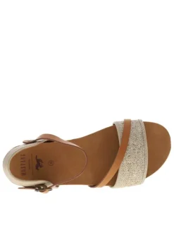 Nu-pieds beiges à semelle plate et une fermeture à boucle à ardillon