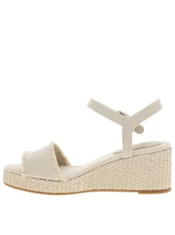 Nu-pieds beiges à talon compensé avec une fermeture à boucle à ardillon