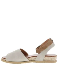 Nu-pieds beiges à talon compensé bas avec une boucle à ardillon
