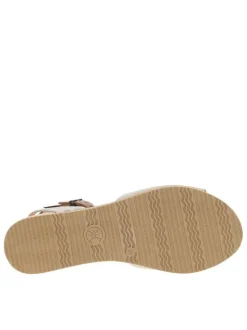 Nu-pieds beiges à talon compensé bas avec une boucle à ardillon