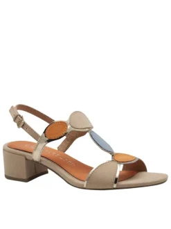 Nu-pieds beiges à talon décroché moyen et une boucle à ardillon