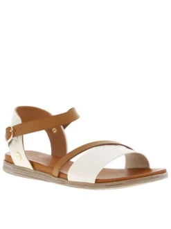 Nu-pieds blancs et marron avec une boucle à ardillon et des détails métalliques