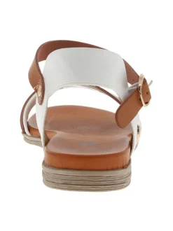 Nu-pieds blancs à talon plat avec une fermeture à boucle à ardillon