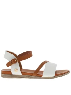 Nu-pieds blancs à talon plat avec une fermeture à boucle à ardillon