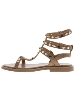 Nu-pieds caramel hauts en cuir avec un talon plat et une boucle à ardillon