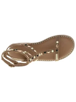 Nu-pieds caramel hauts en cuir avec un talon plat et une boucle à ardillon
