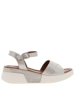 Nu-pieds en cuir argent brillant à semelle compensée avec une boucle à ardillon
