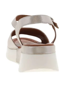 Nu-pieds en cuir argent brillant à semelle compensée avec une boucle à ardillon