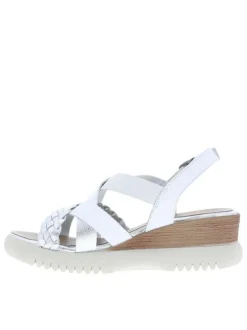 Nu-pieds en cuir blancs à semelle beige avec talon compensé et détails argentés