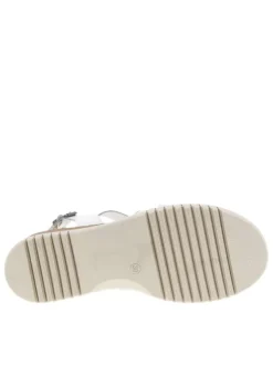 Nu-pieds en cuir blancs à semelle beige avec talon compensé et détails argentés