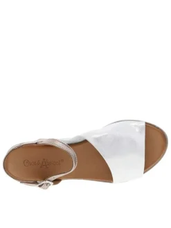 Nu-pieds en cuir blancs à semelle plate et à boucle à ardillon