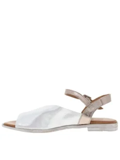 Nu-pieds en cuir blancs à semelle plate et à boucle à ardillon