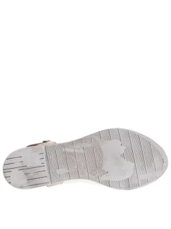Nu-pieds en cuir blancs à semelle plate et à boucle à ardillon