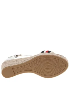 Nu-pieds en cuir blanc à talon compensé et à boucle à ardillon