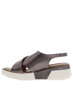 Nu-pieds en cuir bronze à semelle compensée et un soufflet élastiqué à l'arrière