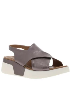Nu-pieds en cuir bronze à semelle compensée et un soufflet élastiqué à l'arrière