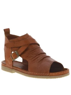Nu-pieds en cuir cognac à talon plat et à boucle à ardillon dorée
