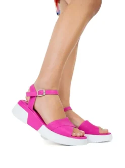 Nu-pieds en cuir fucshia à semelle baskets compensée et à boucle à ardillon