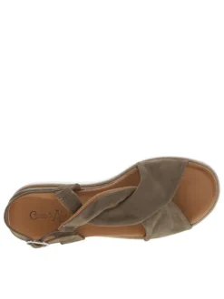 Nu-pieds en cuir nubuck taupe avec boucle à ardillon et talon semi-compensée