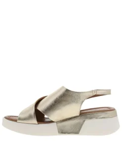 Nu-pieds en cuir or à semelle compensée et un soufflet élastiqué à l'arrière