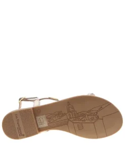 Nu-pieds en cuir or à semelle plat et une fermeture à boucle à ardillon