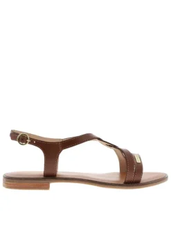 Nu-pieds en cuir tan à semelle plate et une fermeture à boucle à ardillon