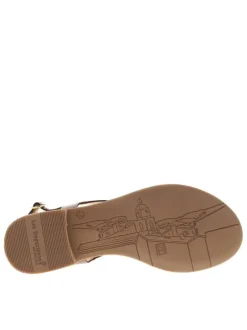 Nu-pieds en cuir tan à semelle plate et une fermeture à boucle à ardillon