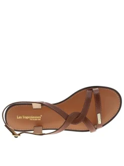 Nu-pieds en cuir tan à semelle plate et une fermeture à boucle à ardillon