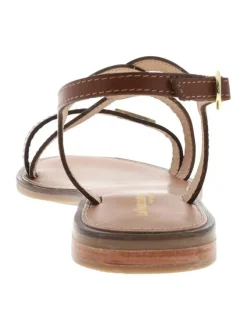 Nu-pieds en cuir tan à semelle plate et une fermeture à boucle à ardillon