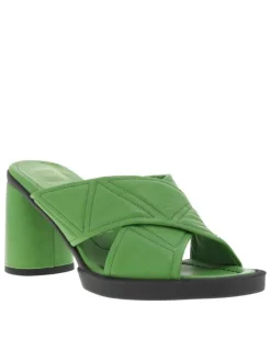 Nu-pieds en pur cuir vert à enfiler, brides croisées et talon décroché haut