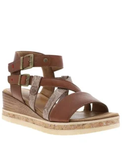 Nu-pieds marron avec une semelle compensée et des boucles à ardillon