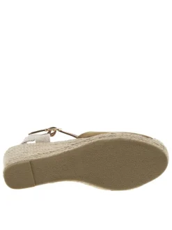 Nu-pieds marron avec un talon compensé haut et une boucle à ardillon