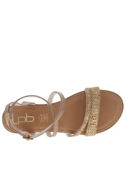 Nu-pieds marrons clairs avec le logo métallique et une boucle à ardillon