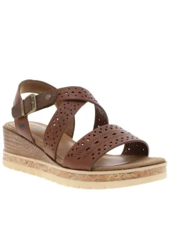 Nu-pieds marron à semelle compensé bas et à boucle à ardillon
